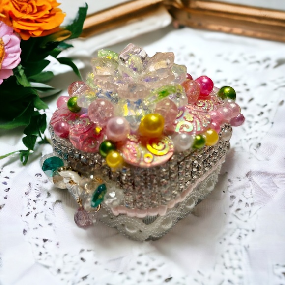 Embellished Ring Presentation Box - Picture 8 of 8